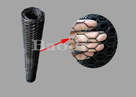 Malla de alambre negra del pollo de las aves de corral con la estructura hexagonal del agujero de la malla de la flexibilidad