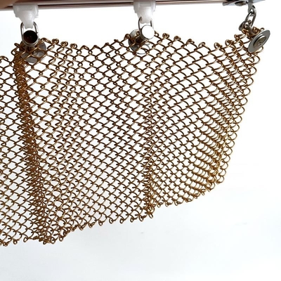 Servicio de corte de malla de alambre de aluminio para un color dorado duradero y elegante en espacios comerciales