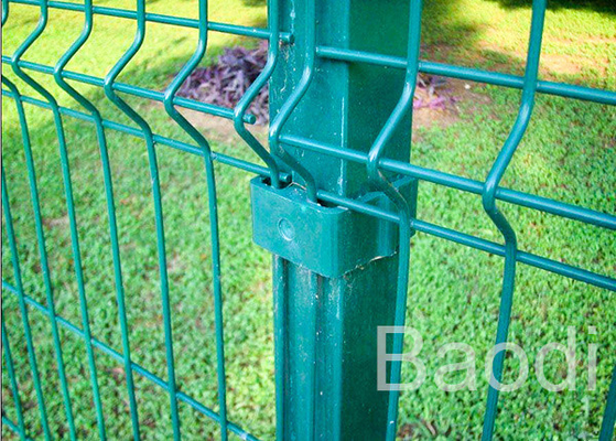Límite revestido de la cerca de la malla de alambre del vinilo verde con la estructura simple del poste del metal