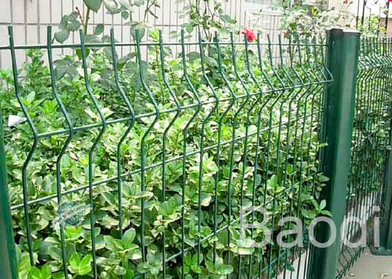 Límite revestido de la cerca de la malla de alambre del vinilo verde con la estructura simple del poste del metal