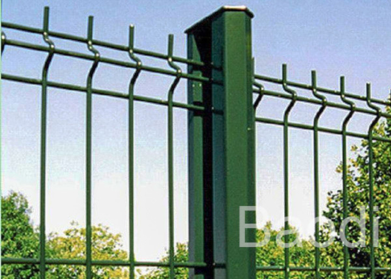 Límite revestido de la cerca de la malla de alambre del vinilo verde con la estructura simple del poste del metal