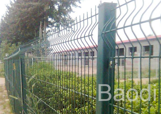 Límite revestido de la cerca de la malla de alambre del vinilo verde con la estructura simple del poste del metal