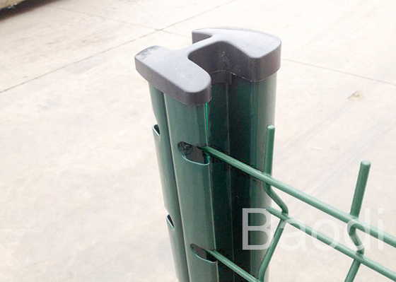 Los paneles de acero soldados con autógena curvados triángulo de la cerca del patio trasero, los paneles del espray del vinilo para la protección de la máquina