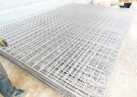 La hoja de la malla de alambre soldada con autógena SS304 clasifica 0,5 - los 2.4m anchura, hojas de acero galvanizadas de la malla