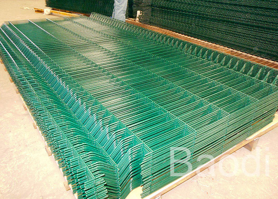 Los paneles de acero soldados con autógena curvados triángulo de la cerca del patio trasero, los paneles del espray del vinilo para la protección de la máquina