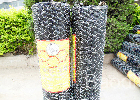 Forma hexagonal galvanizada rodada de la malla de alambre del pollo del hierro para la barandilla de la carretera