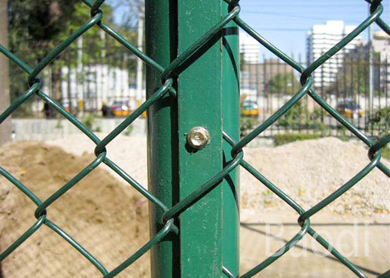El PVC cubrió la pantalla de la tela de la cerca de la alambrada con la estructura redonda del poste/de la empresa