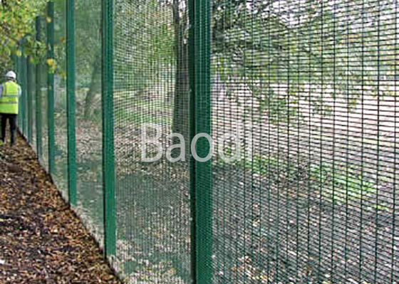 El PVC verde cubrió la subida anti que cercaba los paneles con la malla que abría 3" el × 0,5" indicador del × 8