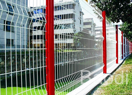 Los paneles soldados con autógena cerca plástica blanca de la malla de alambre del color como cerca del edificio público