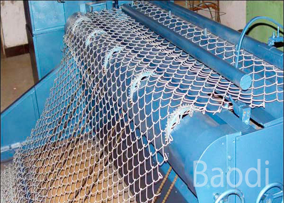 Alambre de acero tejido galvanizado de carbono de la cerca de la malla de la alambrada con los agujeros del diamante