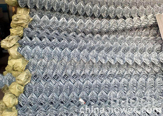 Alambre de acero tejido galvanizado de carbono de la cerca de la malla de la alambrada con los agujeros del diamante