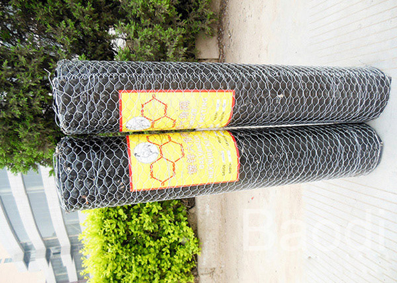 Red de las aves de corral del color blanco/rollo plásticos de la malla de alambre del pollo con los agujeros hexagonales