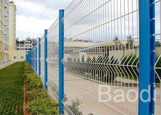 Los paneles revestidos plásticos de la cerca de la malla de alambre con el poste del metal para la cerca del campo