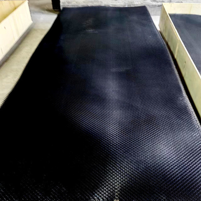 Rejillas de malla metálica ampliada de aluminio pintado negro de pies cuadrados para superficies limpias o pintadas en espacios funcionales