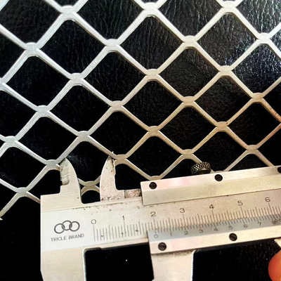Rejillas de malla metálica ampliada de aluminio pintado negro de pies cuadrados para superficies limpias o pintadas en espacios funcionales