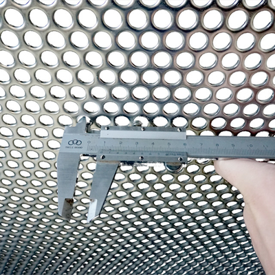 espesor personalizable Panel de acero perforado fuerte opciones para barreras metálicas de seguridad de acabado liso