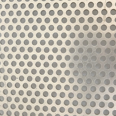 Panel de fachada de metal perforado decorativo personalizable con patrones perforados en acero inoxidable de la serie 300