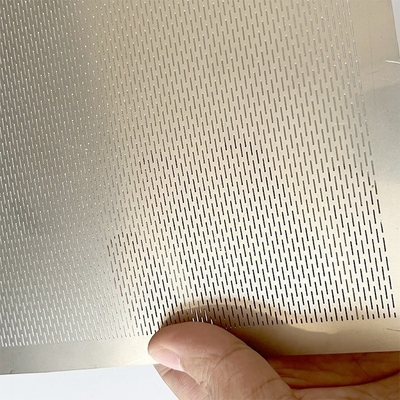 316 Calidad de acero Ventilación Perforación de pantallas metálicas Placas perforadas de chapa para paneles de revestimiento Muestra con ranuras