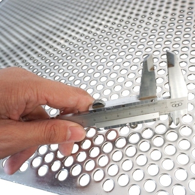 Industria Placa punzante redonda con pequeño agujero 0.5 mm Placas de metal perforadas con resistencia a la corrosión y pequeños agujeros redondos