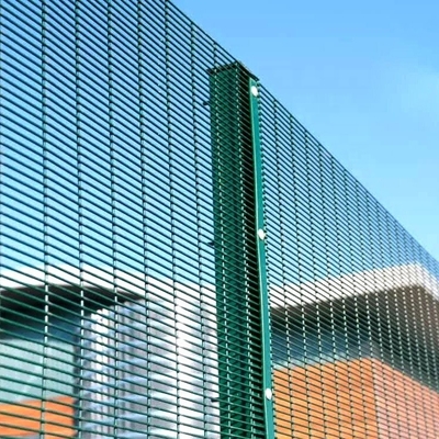 Paneles de cerca de malla de alambre galvanizados 358 anti-cortado Solución duradera y a prueba de alteraciones para sitios comerciales industriales
