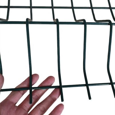 Revestimiento de marco revestido con PVC Paneles de cerca 3D malla triangular duradera para jardines modernos y espacios al aire libre