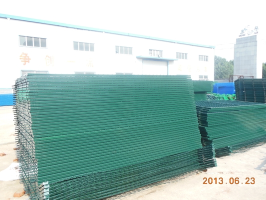 Pantallas de cercas de hierro de malla de alambre soldado curvado 3D revestido de PVC verde directo para la seguridad y protección del patio