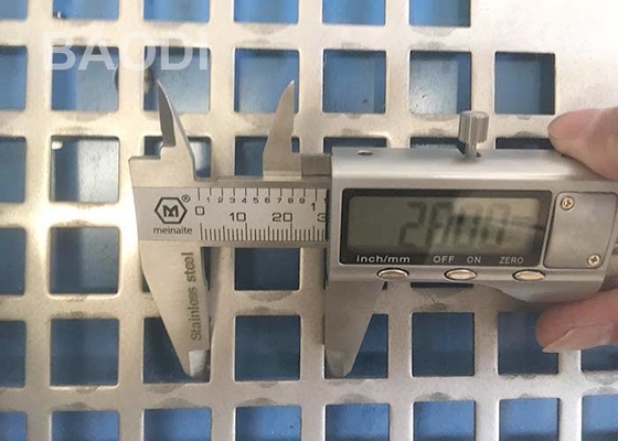 La anchura del carbono el 1m perforó a Mesh Square Hole Protection Screen de acero